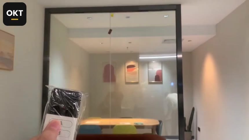 Vidrio con película encendida: transparente, se ve la sala al otro lado